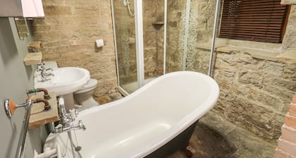 The Old Post Office - Pet Friendly Group Stays in Holmfirth
