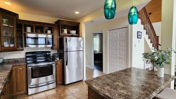 Réfrigérateur, four à micro-ondes, un four, surface de cuisson