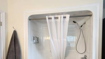 مجففات شعر، مناشف، صابون، شامبو