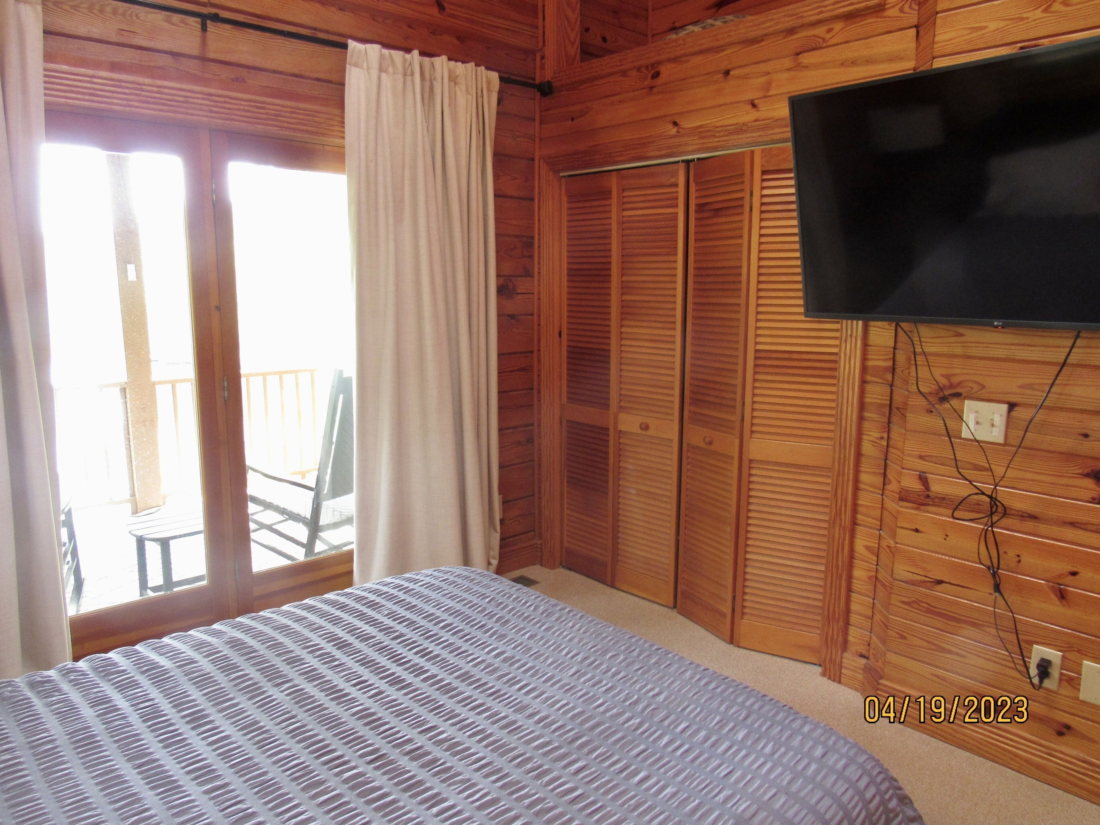 Mountain Retreat at the Lake