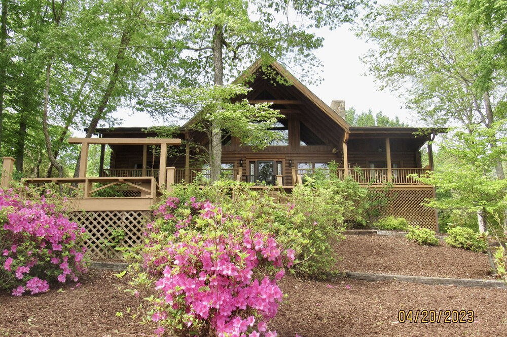 Mountain Retreat at the Lake