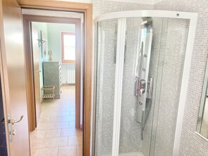 Douche, sèche-cheveux, bidet, serviettes fournies
