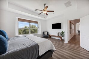 4 Schlafzimmer, Schreibtisch, Bügeleisen/Bügelbrett, WLAN