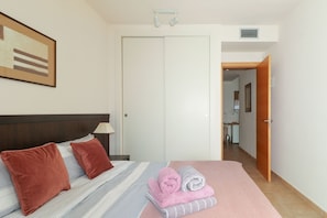 Iron/ironing board, free WiFi, bed sheets