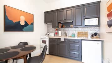 Fridge, oven, stovetop, coffee/tea maker