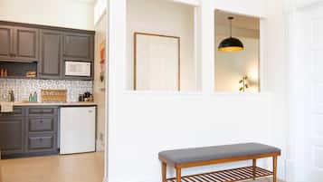 Réfrigérateur, four, plaque de cuisson, cafetière/bouilloire