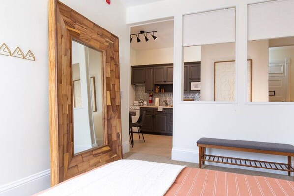 1 habitación, tabla de planchar con plancha, wifi y ropa de cama 