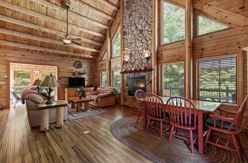 Luxury Log Cabin • 25 minutes to Pleasant Mountain • Playground & Large Yard