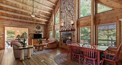 Luxury Log Cabin • 25 minutes to Pleasant Mountain • Playground & Large Yard
