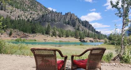 Hunter's Glade, glamping on the river, 2 miles from Quinn’s Hot Springs Resort!