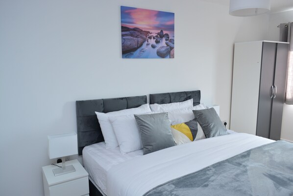 5 Schlafzimmer, Bügeleisen/Bügelbrett, kostenloses WLAN, Bettwäsche