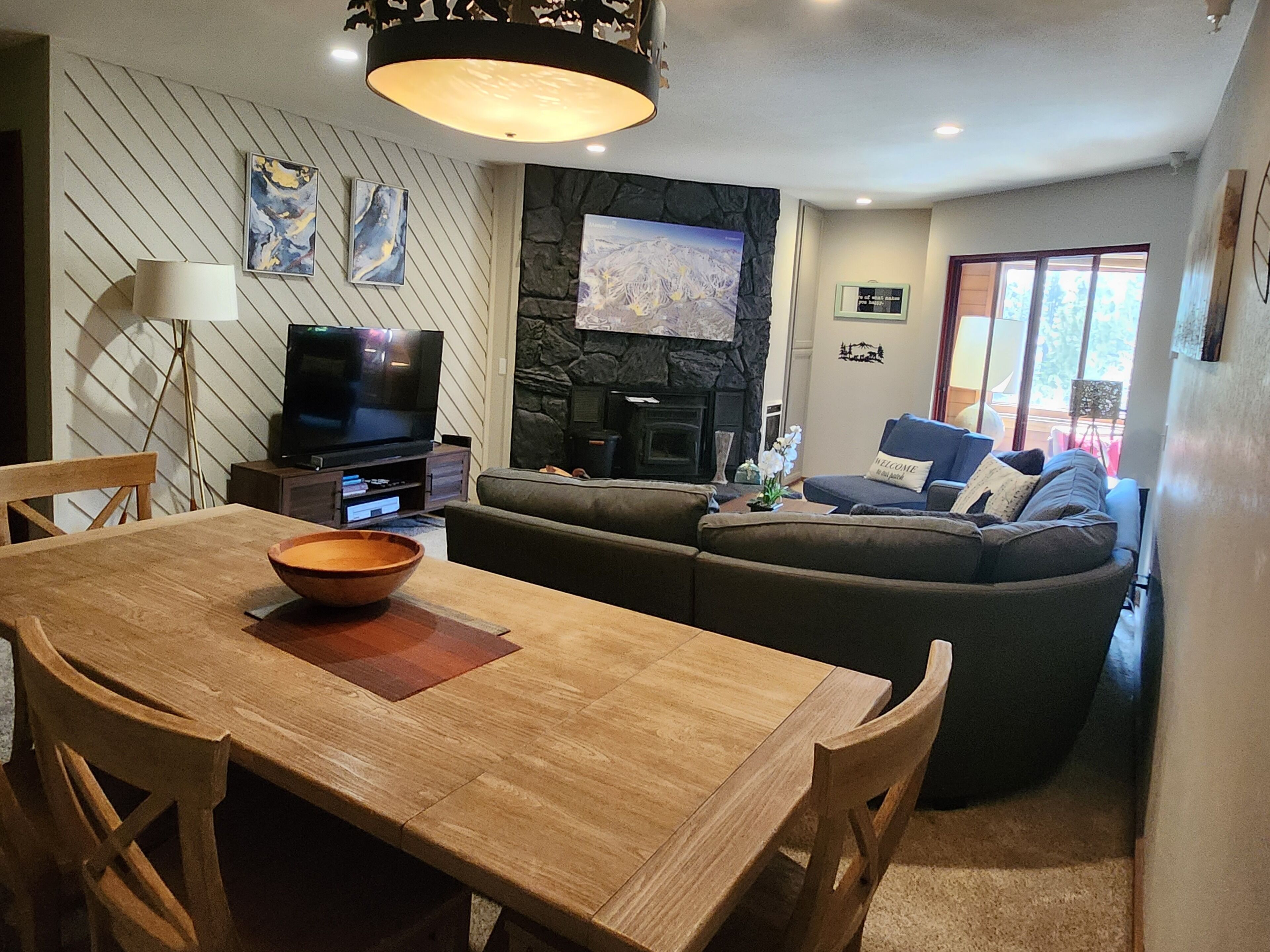 Älytelevisio, takka, DVD-soitin, kirjoja