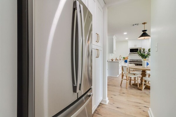 Interior - KING Bed/Central Location/Fast wi-fi/5star listing (Lafayette)