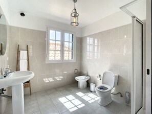 Baignoire, serviettes fournies