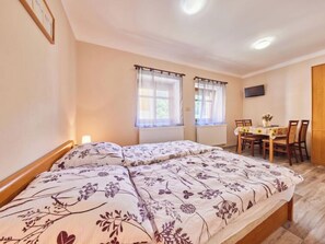 7 bedrooms, desk, WiFi