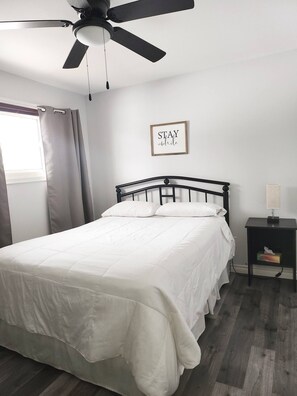 3 habitaciones, tabla de planchar con plancha y cuna de viaje 