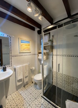 Hiustenkuivaaja, pyyhkeet, saippua, vessapaperi