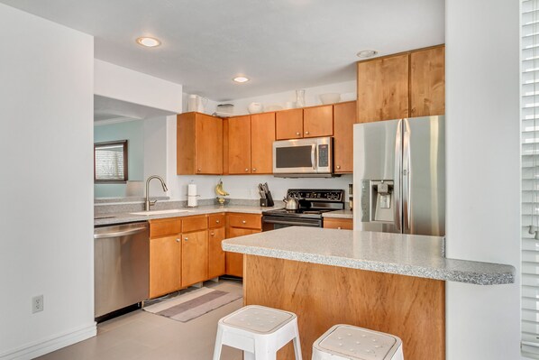 Fridge, oven, stovetop - Draper Townhome with a VIEW!! (Draper)