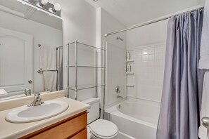 Bidet, toallas, jabón, shampoo