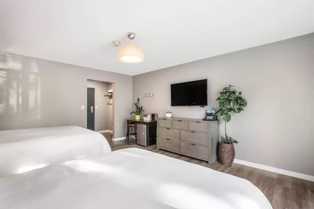 NEW LISTING!! Downtown Resort Two Queen Bed And Indoor Pool!