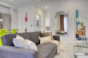 TV - Beco Santa Emilia 3J, a Home in Madeira (Funchal)