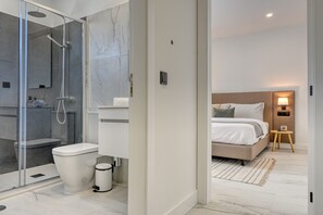 Shower, hair dryer, towels, soap - Beco Santa Emilia 3J, a Home in Madeira (Funchal)