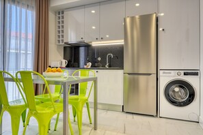 Fridge, oven, stovetop, coffee/tea maker