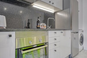 Geladeira, fogão, cooktop, cafeteira/chaleira