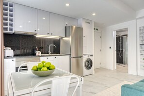 Fridge, oven, stovetop, coffee/tea maker