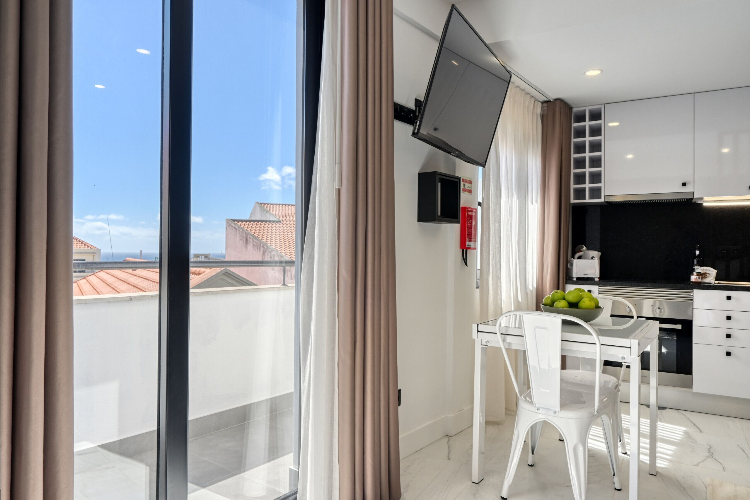 Réfrigérateur, four, plaque de cuisson, cafetière/bouilloire