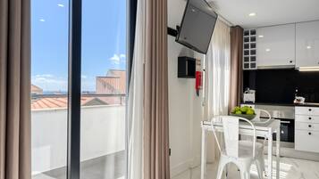 Réfrigérateur, four, plaque de cuisson, cafetiÚre/bouilloire