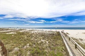 On the beach - 2BR/2B~Direct Beachfront Balcony View (Gulf Shores)