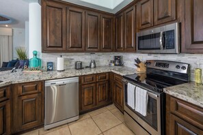 Refrigerador, microondas, parrilla de estufa y lavavajillas 