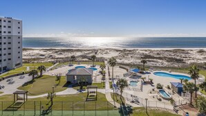Un complexe hôtelier doté de plusieurs piscines, d’une plage et d’un bâtiment comprenant un parking.