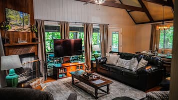 Télévision, cheminée, lecteur de DVD, baby-foot