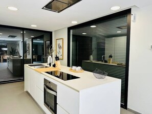 KĂŒhlschrank, Mikrowelle, Ofen, Herdplatte