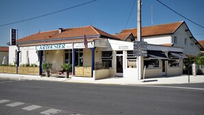 Unclassified image, 5 of 7, button - L arbousier (Soulac-sur-Mer)