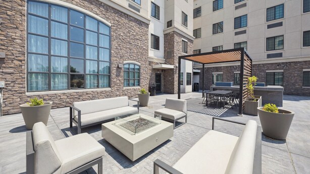 A rooftop patio with outdoor seating, a fire pit, and a pergola. - Staybridge Suites Sacramento - Woodland by IHG (Woodland)