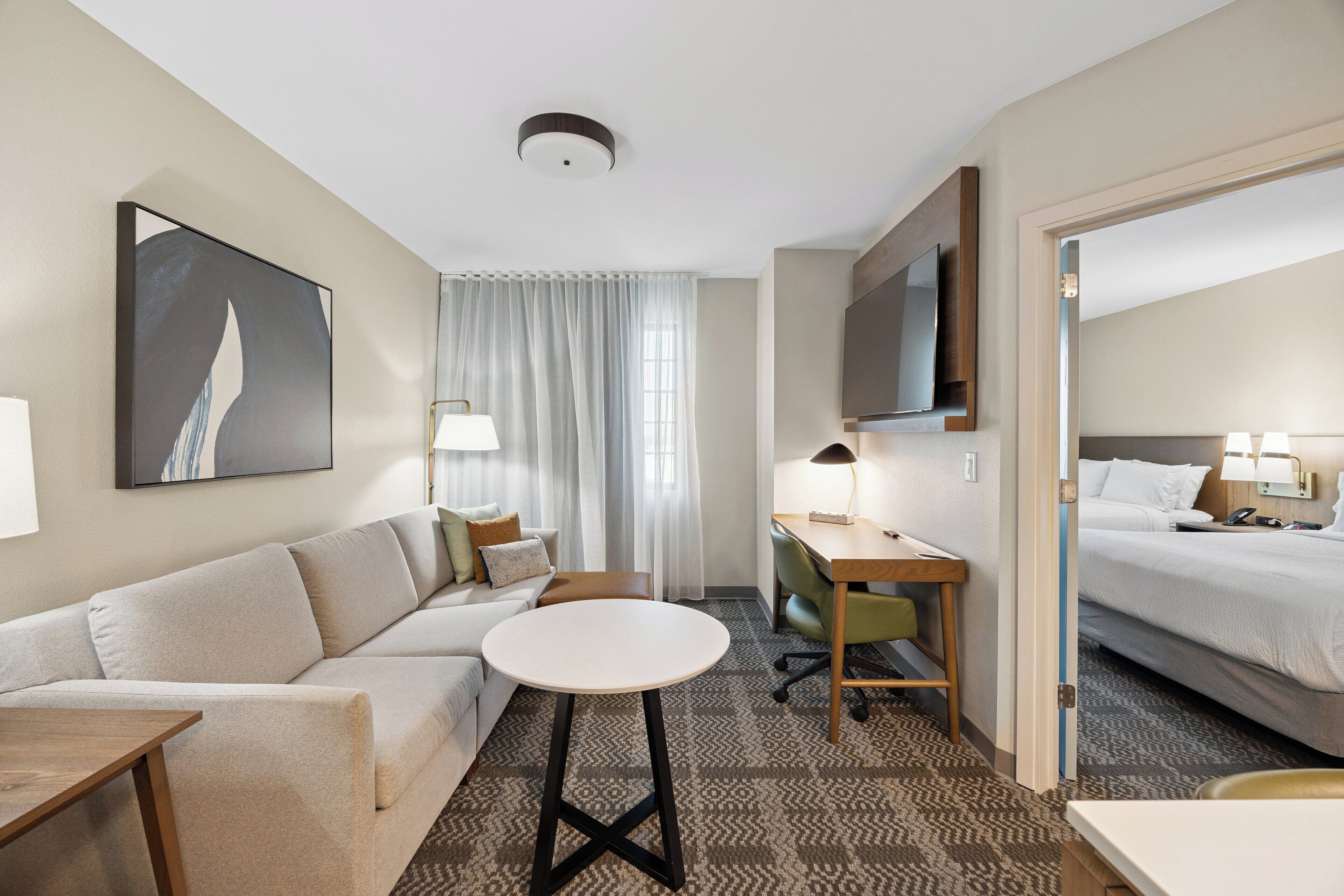 Escritorio, espacio para trabajar con un portátil, cortinas opacas