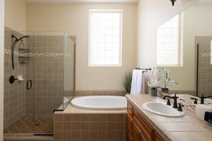 個別の浴槽とシャワー、ヘアドライヤー、タオル、トイレットペーパー