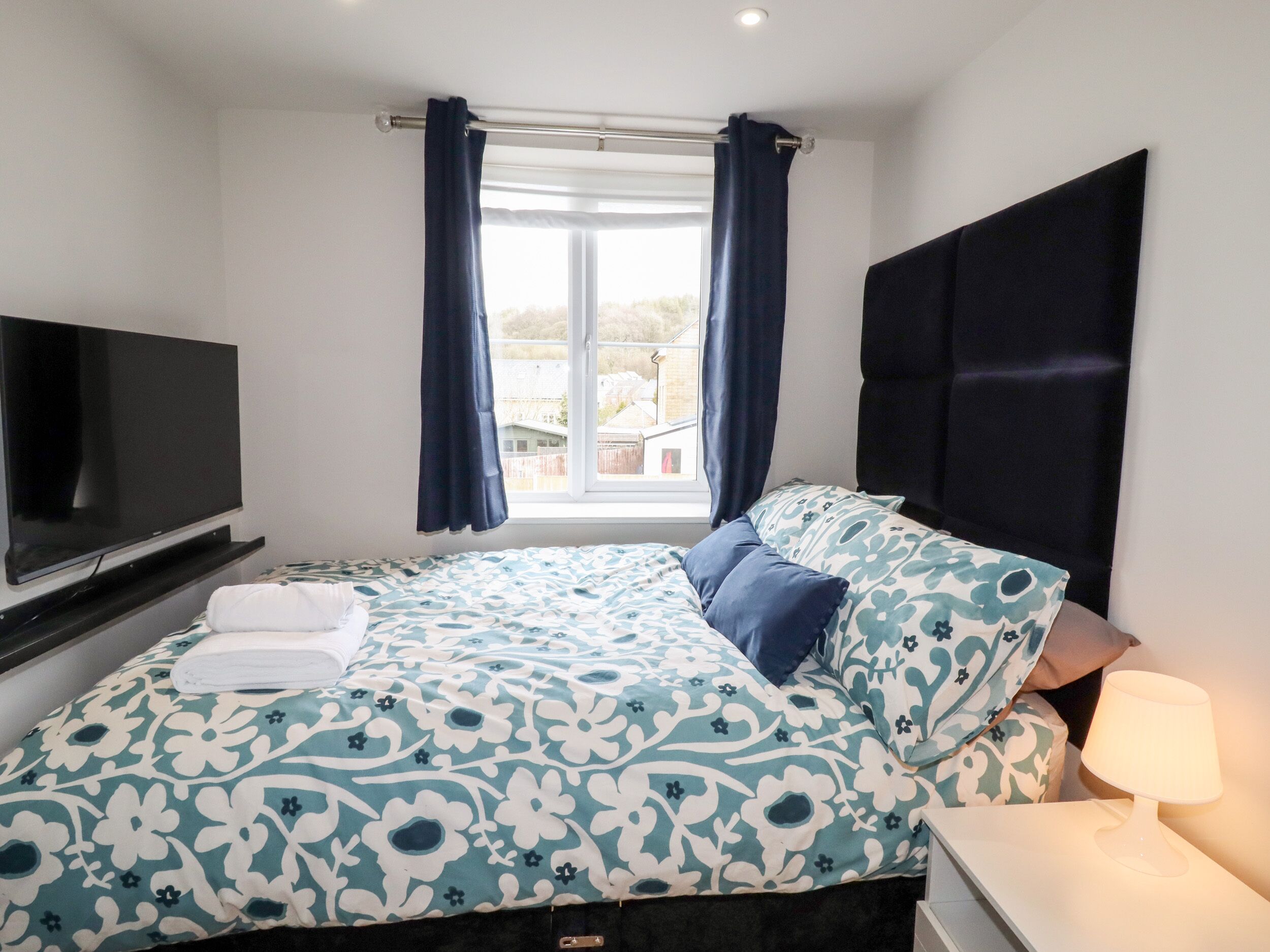 4 عدّة غرف نوم وبديكورات فريدة لكل غرفة وطراز فريد لكل وحدة