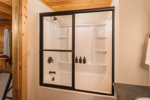 Douche, sèche-cheveux, serviettes fournies, savon