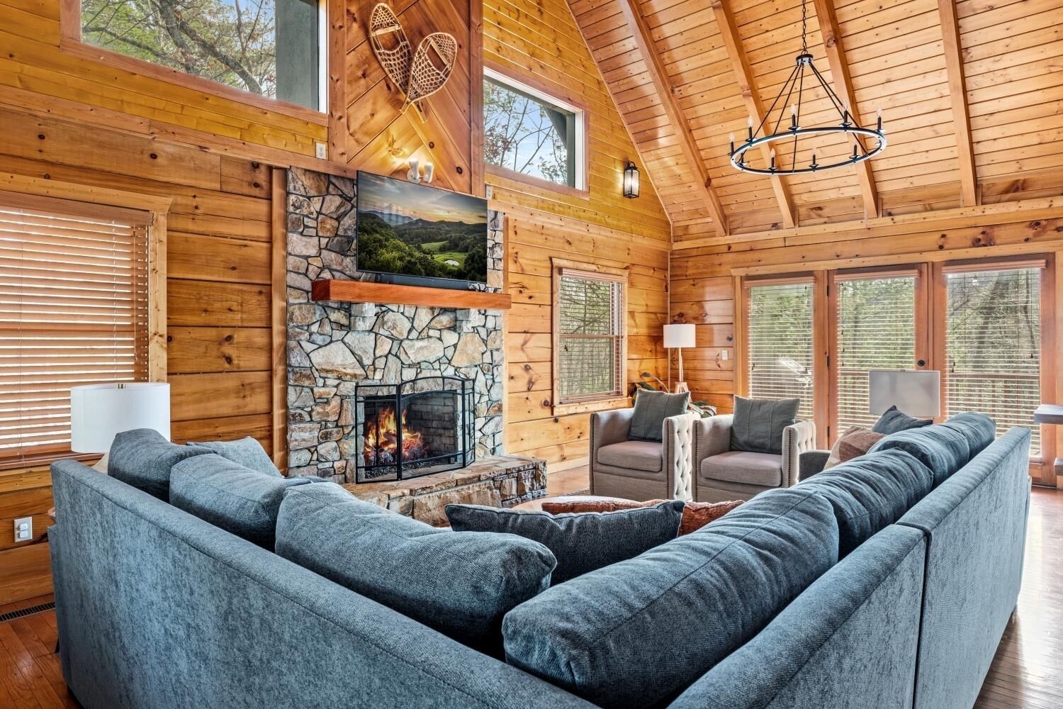 Een smart-tv, een open haard, videogames en tafelvoetbal