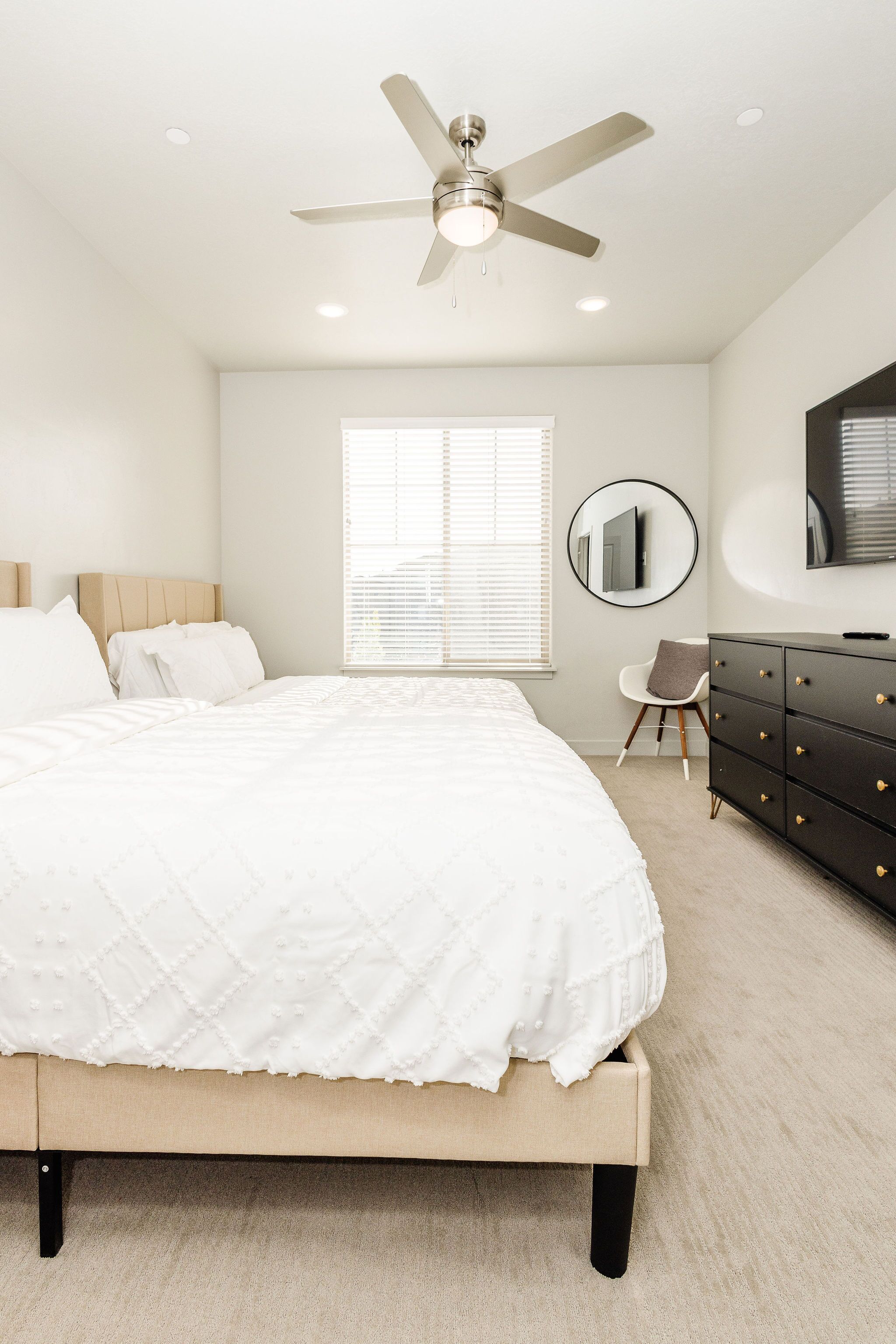 2 Schlafzimmer, Schreibtisch, Bügeleisen/Bügelbrett, Reisekinderbett