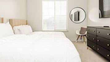 2 Schlafzimmer, Schreibtisch, Bügeleisen/Bügelbrett, Reisekinderbett