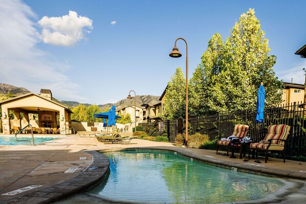 Alberca al aire libre y alberca climatizada