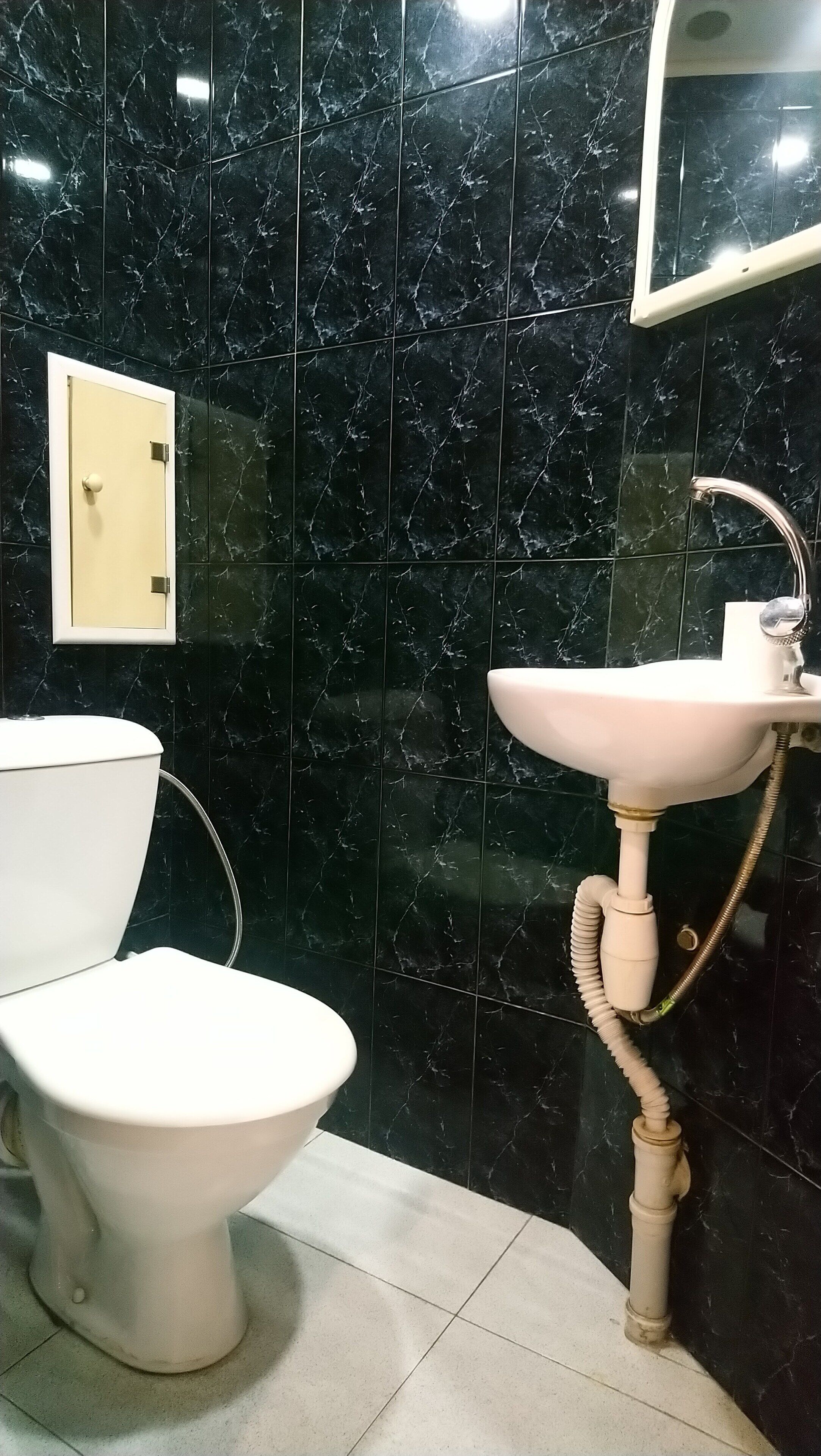 Sèche-cheveux, serviettes fournies, savon, shampoing