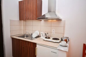 Private kitchen - Marilena Apartments and Studios by Holidays in Dassia (Corfu)