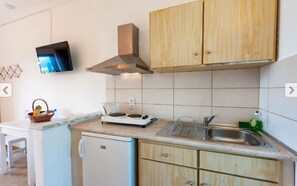Private kitchen - Marilena Apartments and Studios by Holidays in Dassia (Corfu)