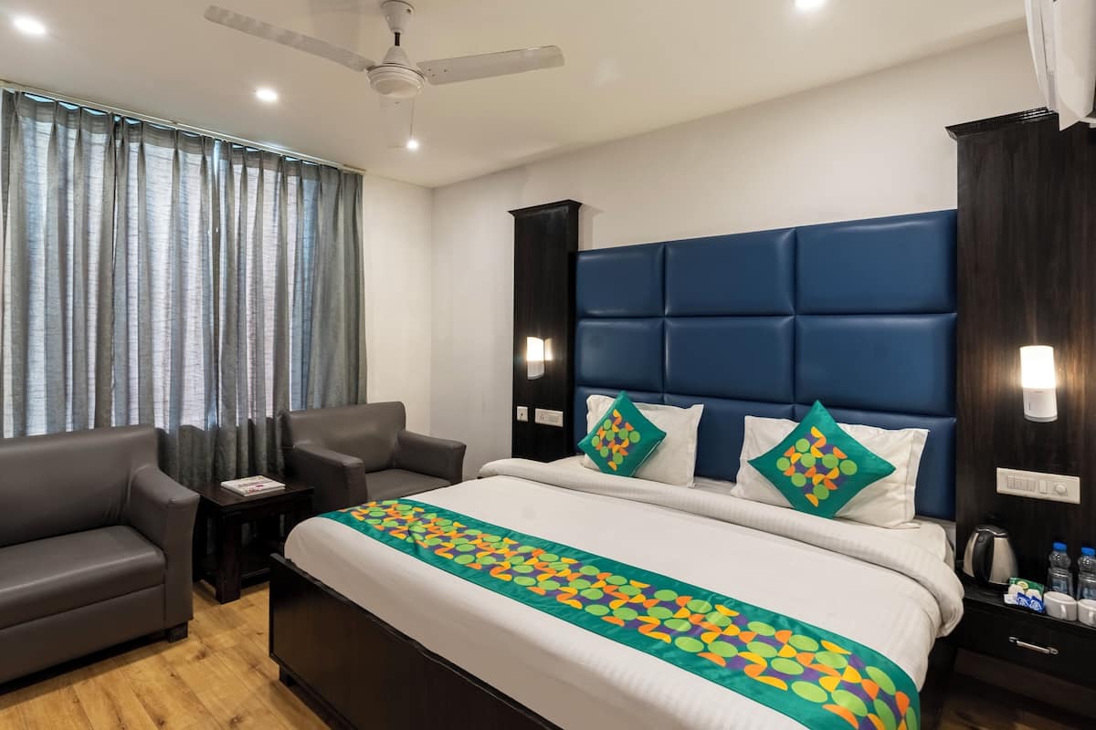 Standard Double Room | Desk